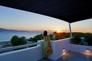 Panoramic Double Room | Living area | TV - Hotel Galini (Naxos)