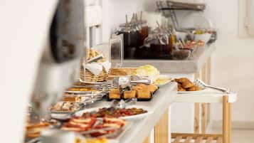Ein Buffet mit verschiedenen Speisen und Beilagen.