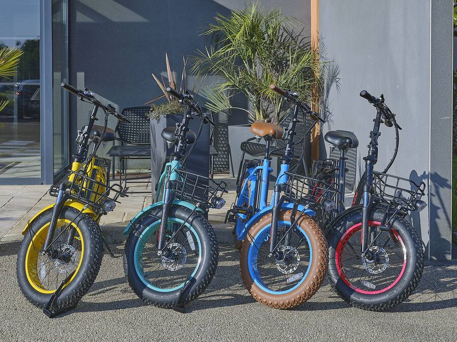 Três bicicletas estacionadas em frente a um edifício com design moderno.