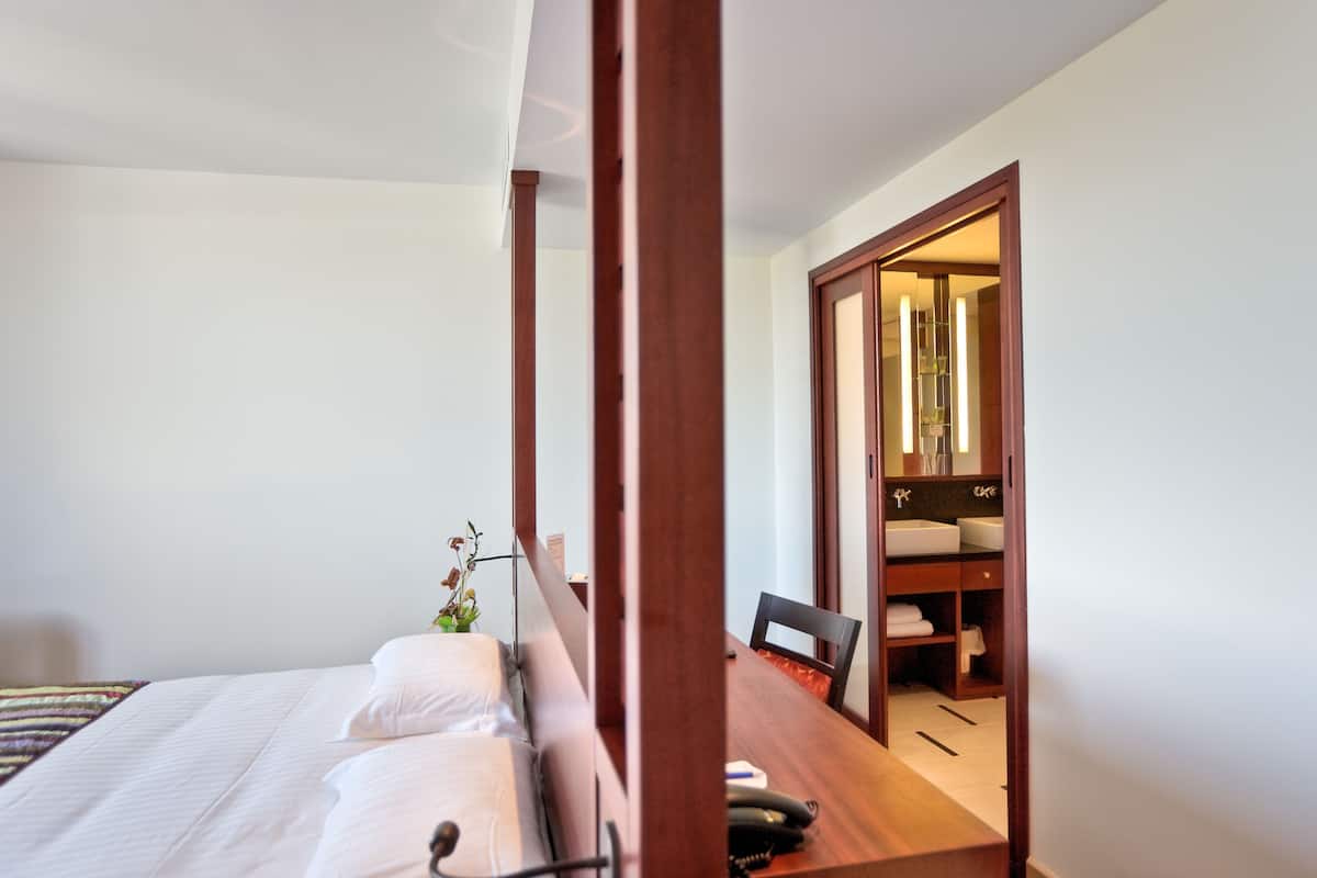 premium bedding, in-room safe, desk, laptop workspace