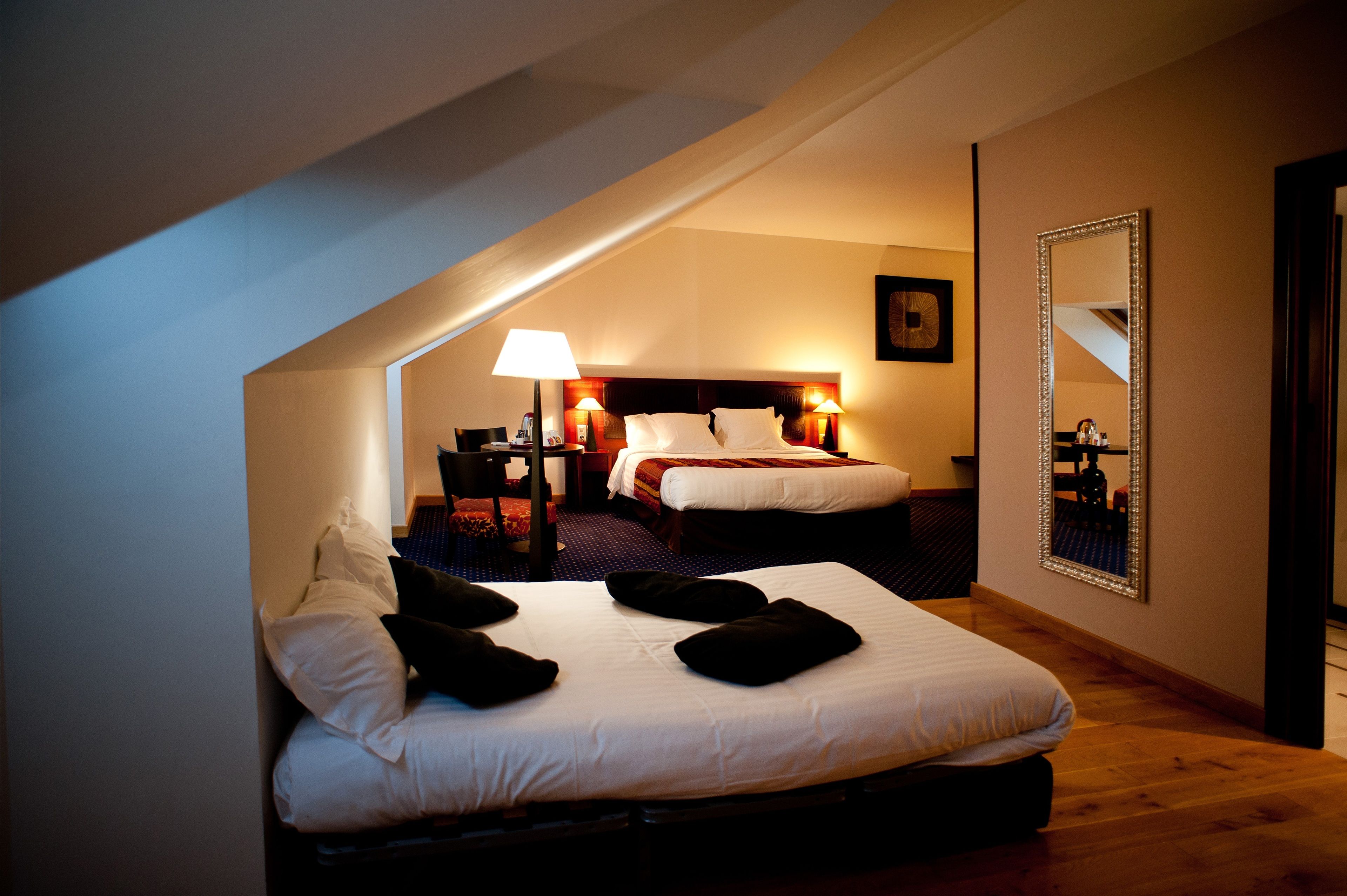 family room | premium bedding, in-room safe, desk, laptop workspace