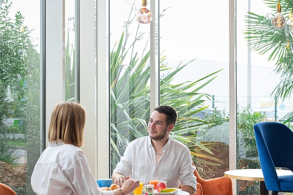 Desayuno buffet diario (EUR 14 por persona)