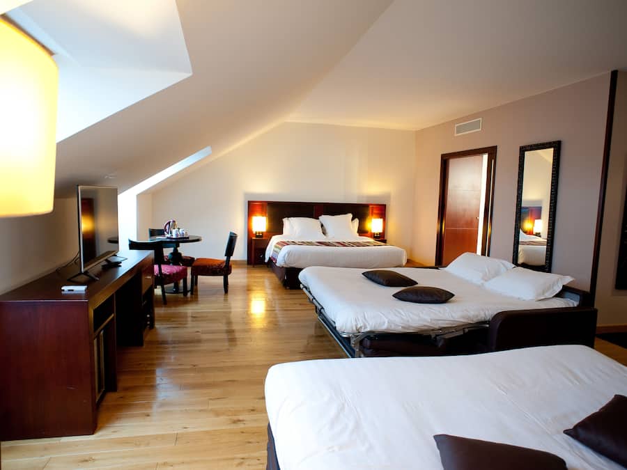 Ropa de cama de alta calidad y caja de seguridad en la habitación