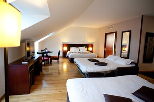 Ropa de cama de alta calidad y caja de seguridad en la habitación 