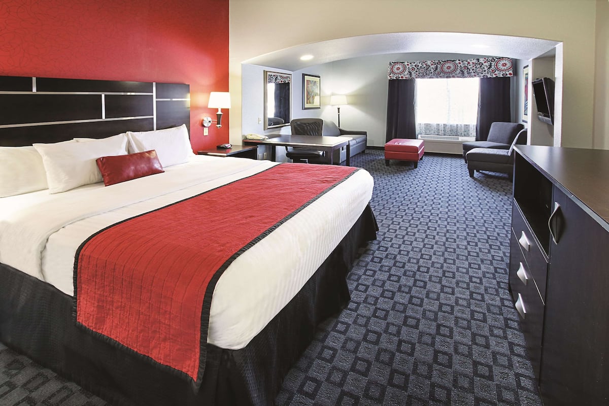 executive room, 1 king bed, non smoking | egyptian cotton sheets, premium bedding, pillow-top beds