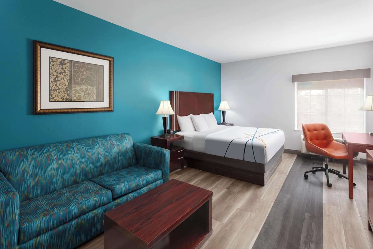 Room, 1 King Bed | Premium bedding, desk, blackout drapes, iron/ironing board