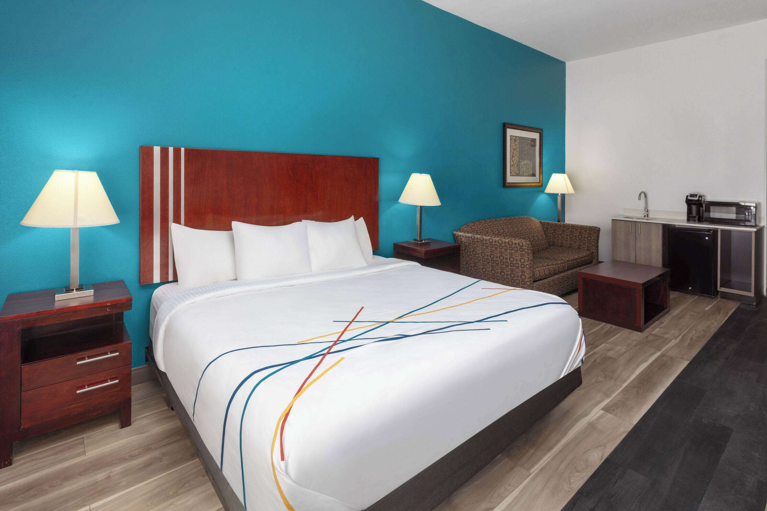 Literie de qualité supérieure, bureau, rideaux occultants