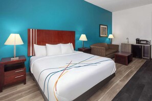 Hochwertige Bettwaren, Schreibtisch, Verdunkelungsvorhänge