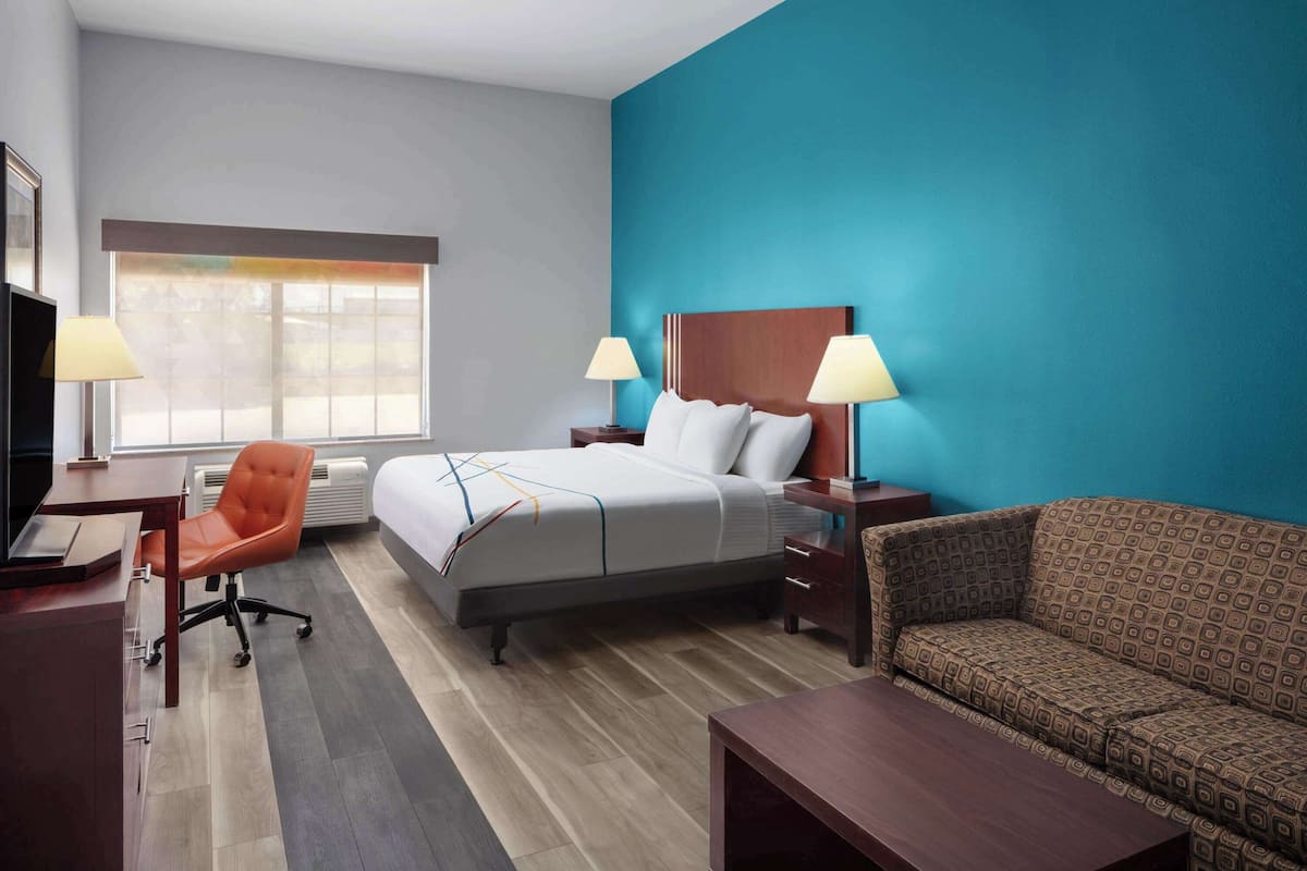 Deluxe Room, 1 King Bed, Accessible, Non Smoking (Mobility Accessible) | Premium bedding, desk, blackout drapes, iron/ironing board