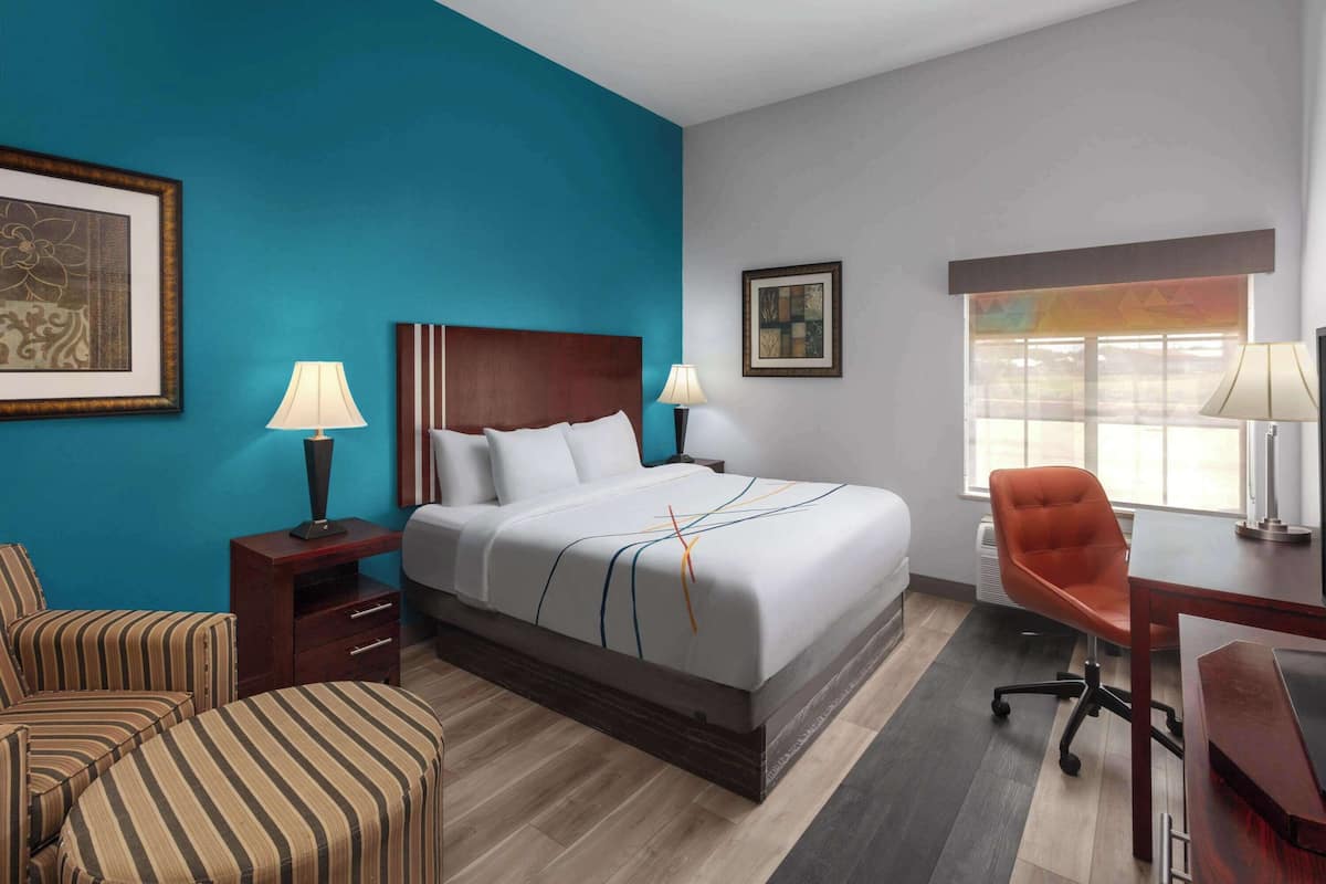 Room, 1 King Bed, Accessible, Non Smoking | Premium bedding, desk, blackout drapes, iron/ironing board