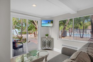 套房, 海灣景觀 (Tropical) | 起居區 | 平面電視