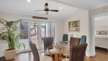 Suite, 2 chambres, cuisine (Royal Caribbean ) | Restauration dans la chambre