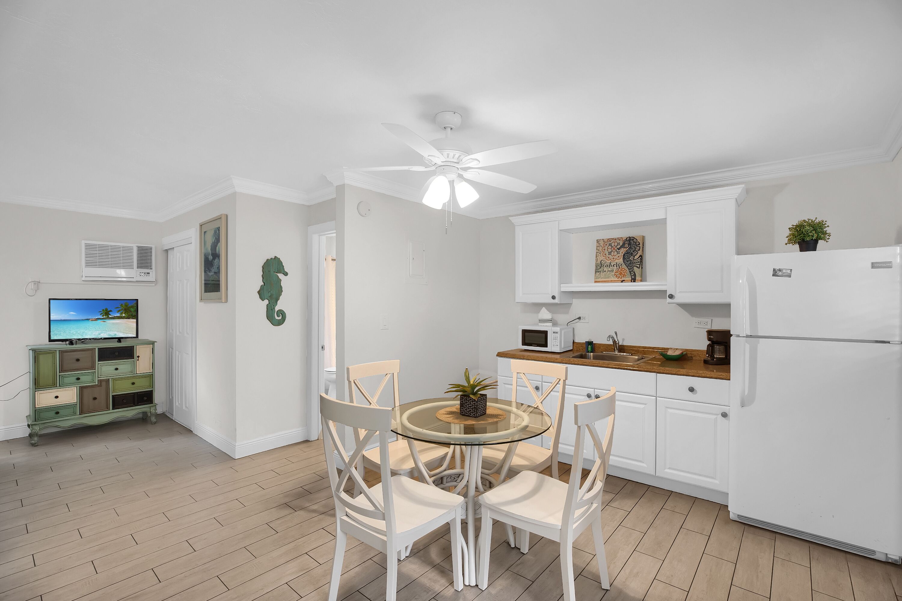 deluxe room (deluxe double king) | private kitchen | fridge, microwave, coffee/tea maker