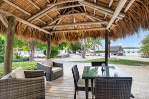 平房, 海灣景觀 (Premium View with Tiki Porch) | 露台/庭院