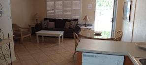 Suite Standar, 1 Tempat Tidur King | Area keluarga | Pemutar DVD