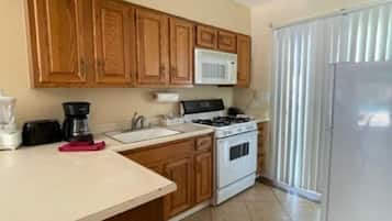 Refrigerador, microondas, placa de cocina, lavavajillas