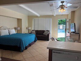 Standard Studio Suite | 1 bedroom, iron/ironing board, free WiFi, bed sheets