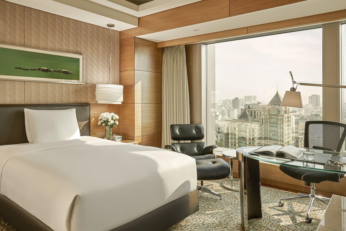 premium bedding, pillow-top beds, minibar, in-room safe