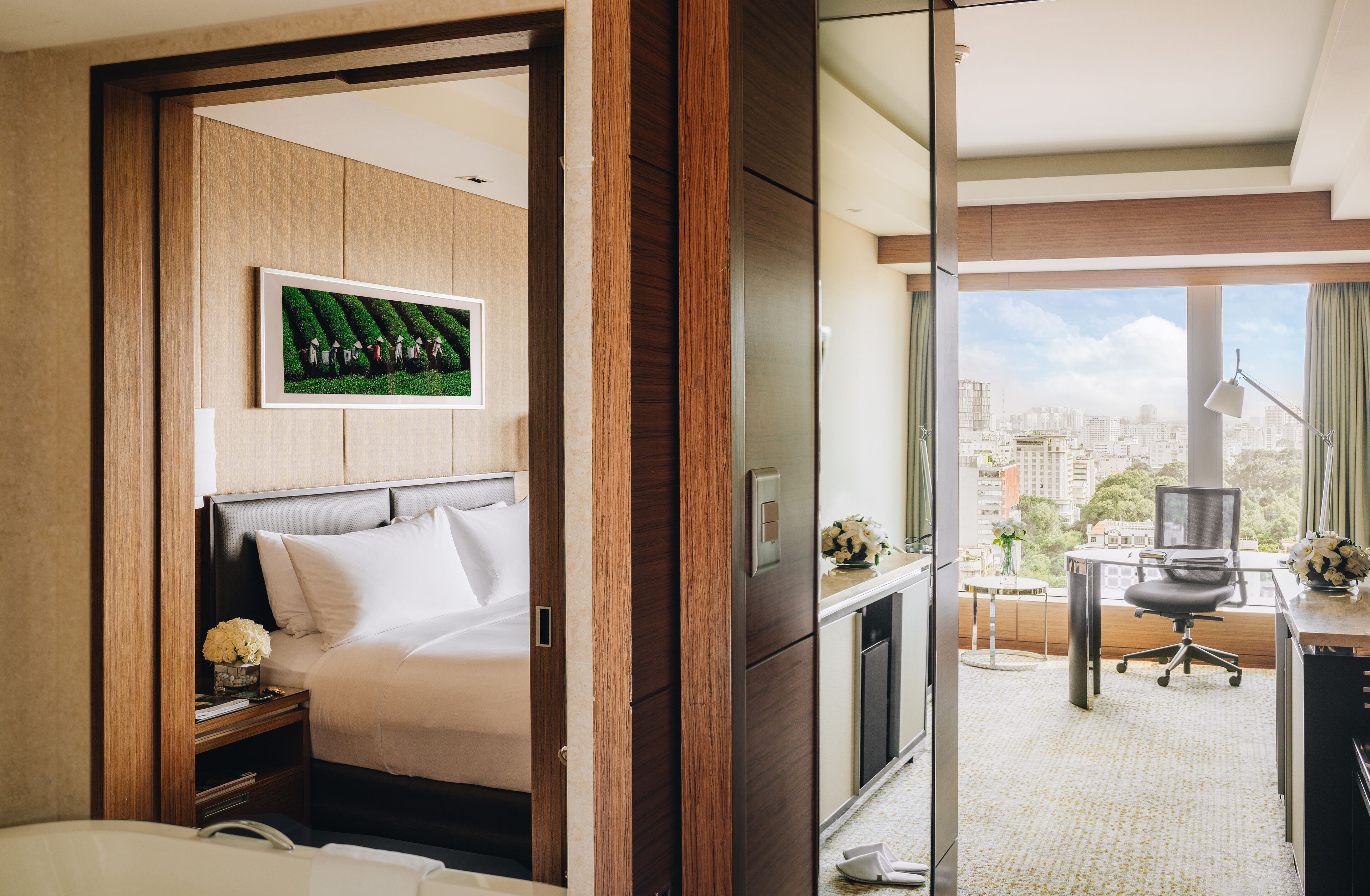 classic room, 1 king bed, business lounge access (lounge access) | premium bedding, pillow-top beds, minibar, in-room safe