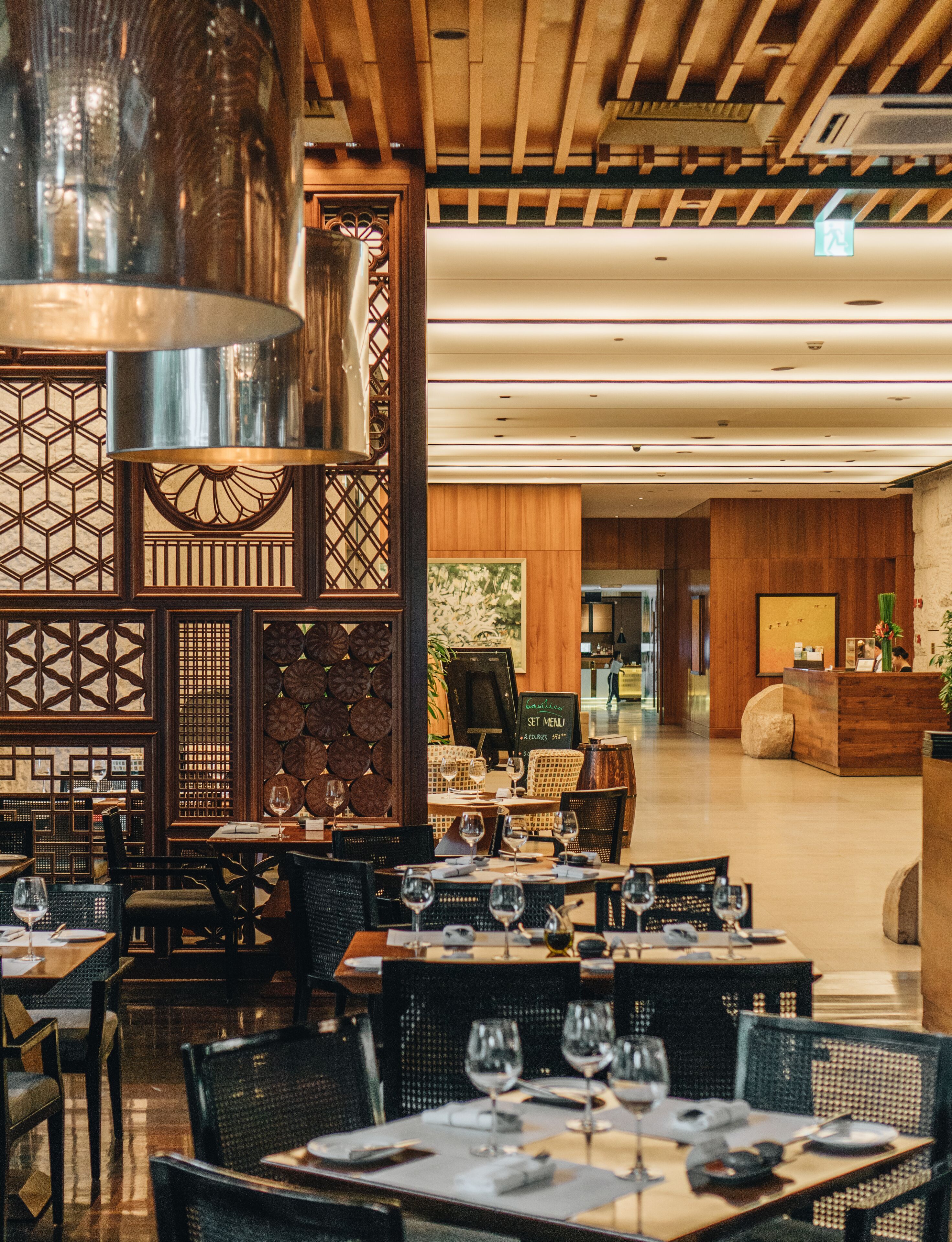 3 restaurants, breakfast, lunch, dinner served; chinese cuisine