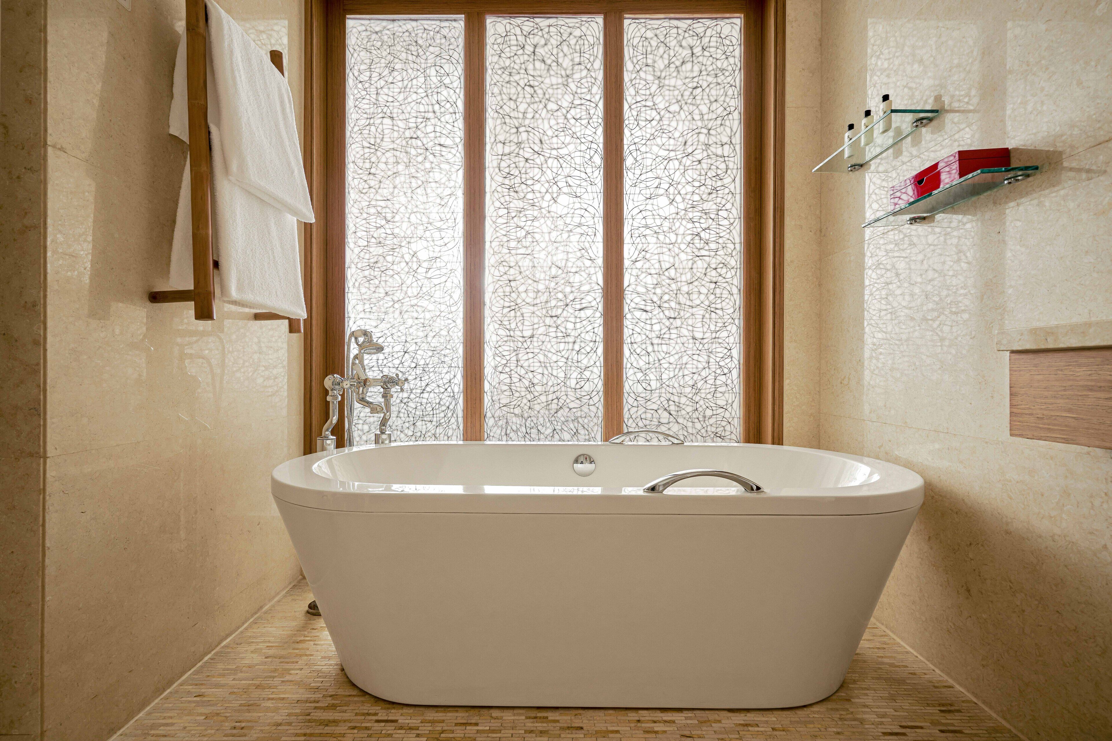 separate bathtub and shower, rainfall showerhead, free toiletries