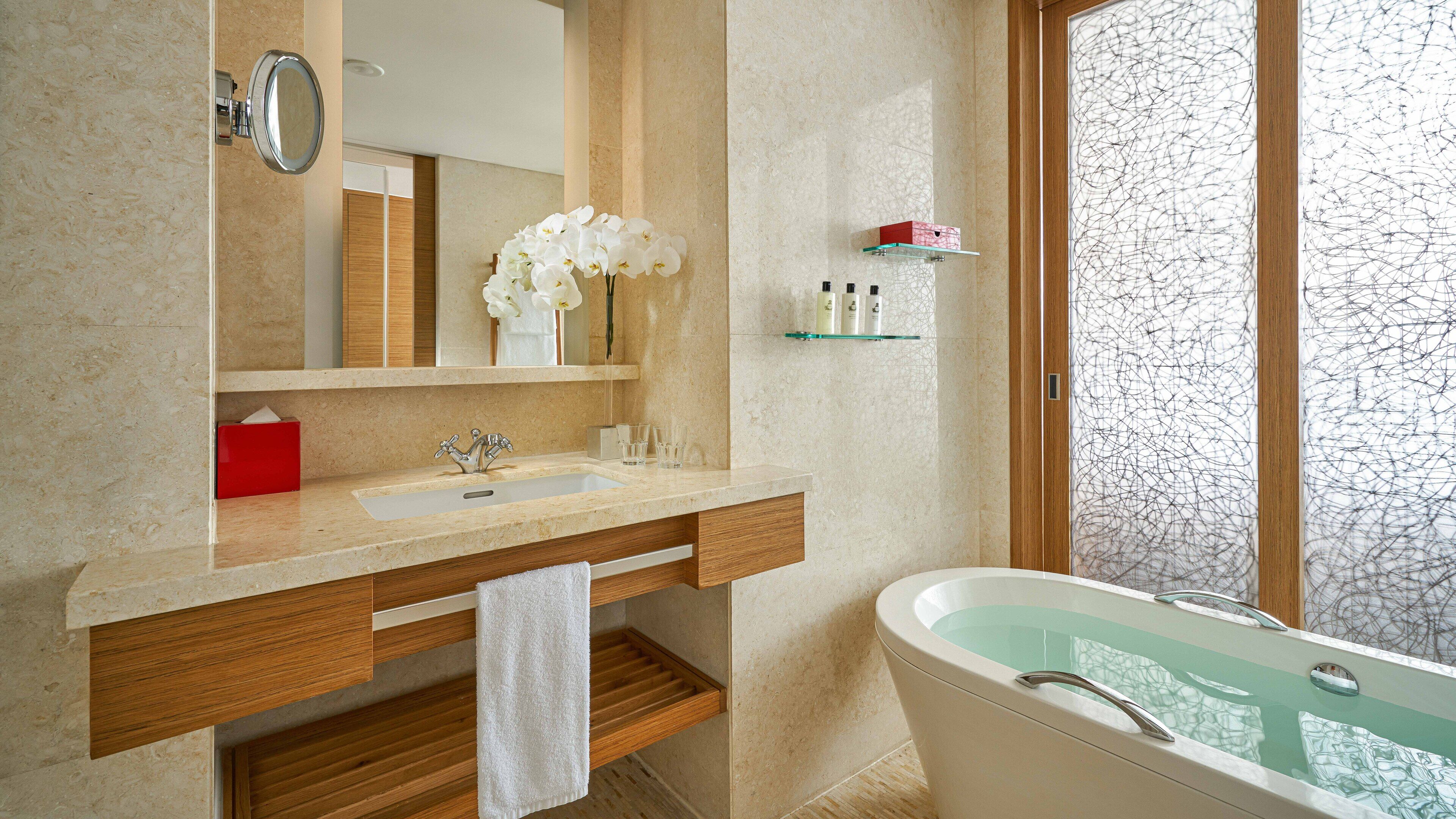 separate bathtub and shower, rainfall showerhead, free toiletries