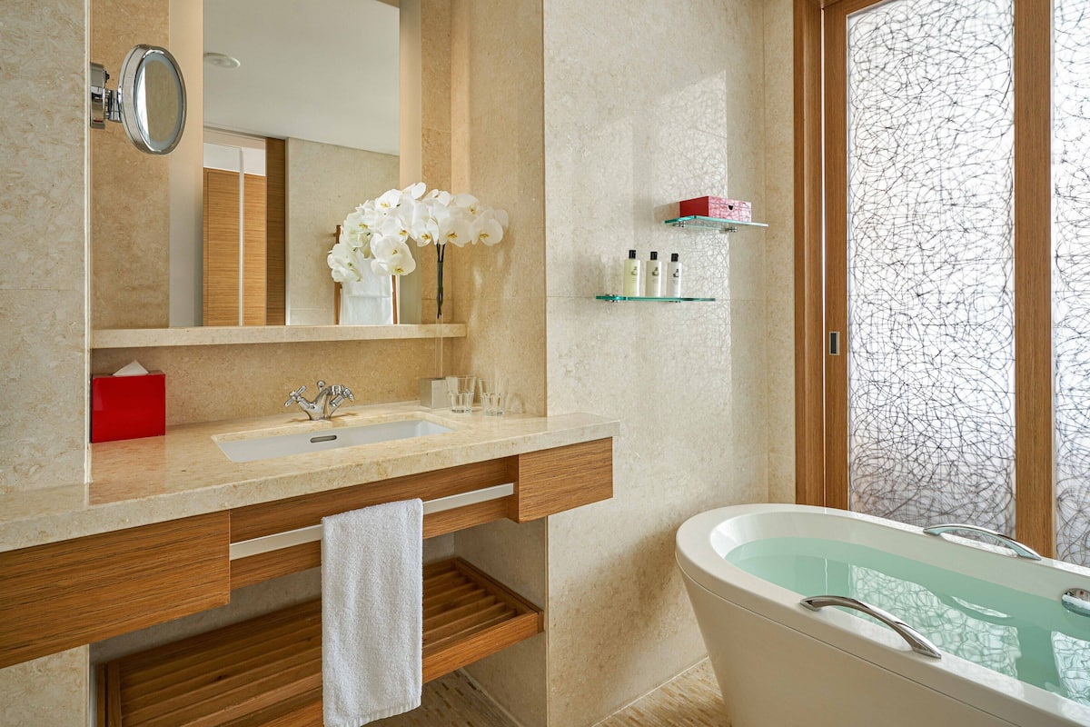 separate bathtub and shower, rainfall showerhead, free toiletries