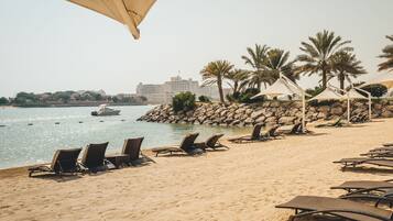 Pantai pribadi, payung pantai, dan handuk pantai