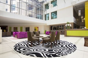 3 bars-salons, bar attenant à la piscine