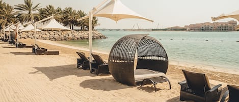 Playa privada, sombrillas y toallas de playa