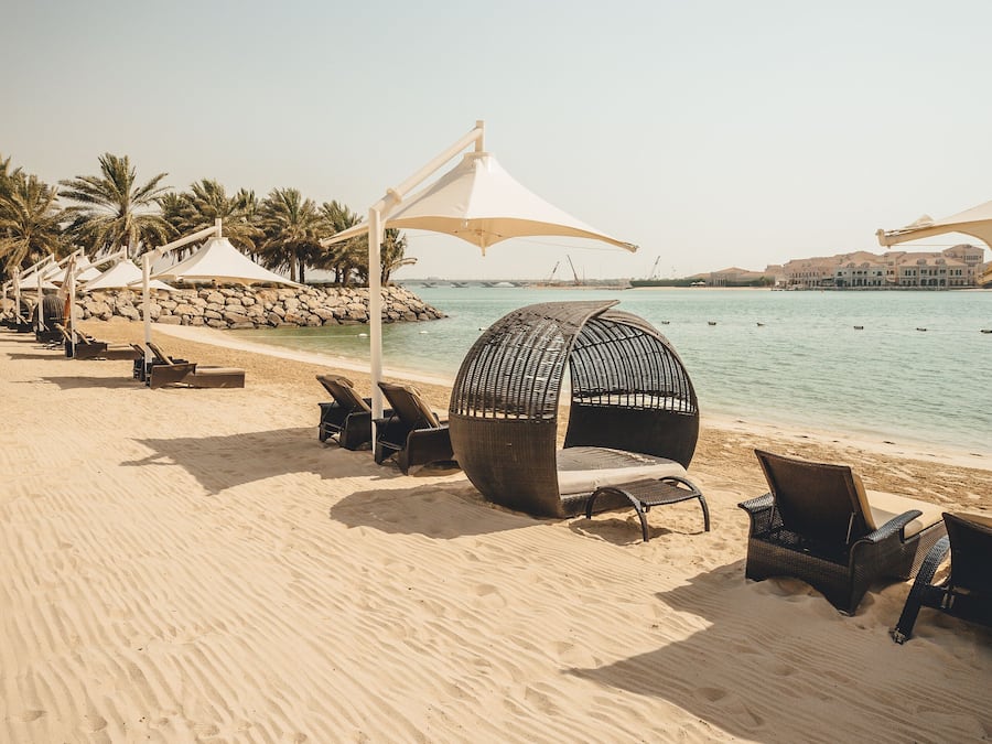 Aan een privéstrand, parasols, strandlakens