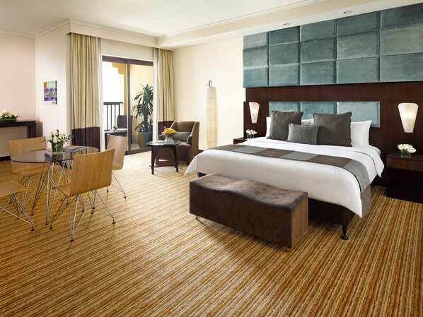 Premier Room, King Bed | Literie de qualité, couette en duvet, lit avec matelas à plateau-coussin