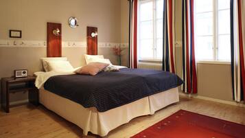 Standard Room, Non Smoking | Desk, blackout curtains, iron/ironing board, free WiFi