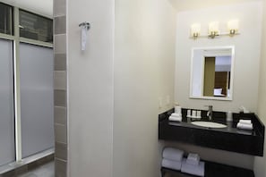 Artículos de higiene personal gratuitos, secador de pelo y toallas