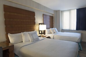 Ropa de cama de alta calidad, caja fuerte, escritorio y cortinas opacas