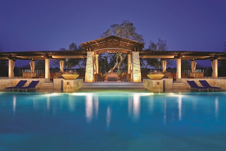 4 piscinas al aire libre, camas de piscina con cargo, sombrillas