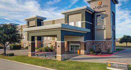 La Quinta Inn & Suites by Wyndham Ft. Worth - Forest Hill TX