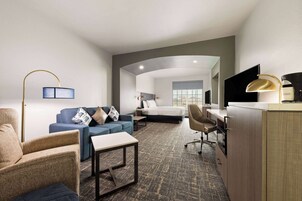 Deluxe Studio Suite, 1 King Bed, Non Smoking | Premium bedding, down comforters, pillowtop beds, individually decorated