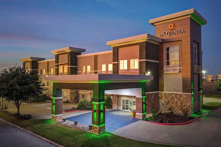 Exterior. La Quinta Inn & Suites by Wyndham Ft. Worth - Forest Hill TX