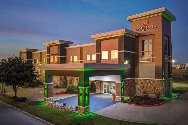 Exterior - La Quinta Inn & Suites by Wyndham Ft. Worth - Forest Hill TX (Fort Worth)