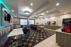 Free daily continental breakfast - La Quinta Inn & Suites by Wyndham Ft. Worth - Forest Hill TX (Fort Worth)