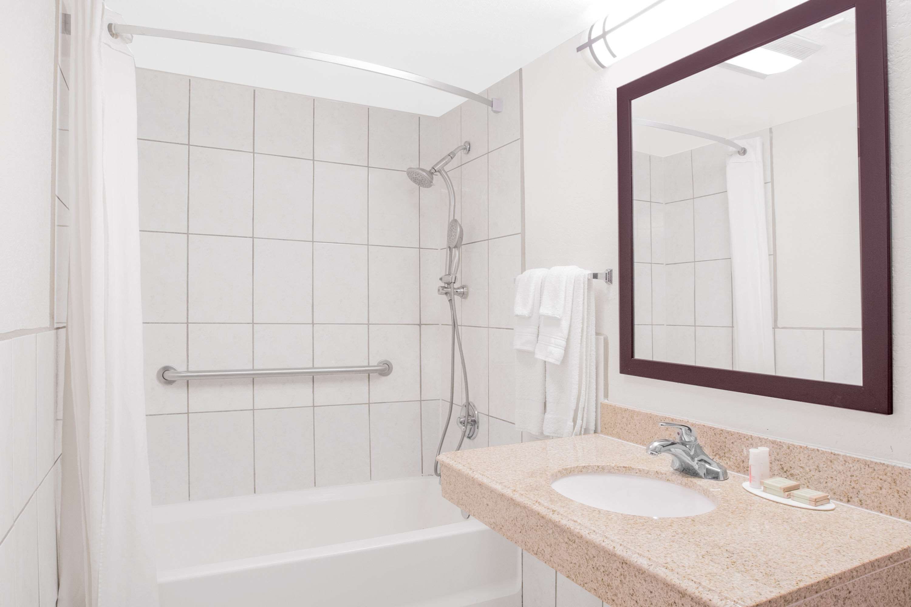 Gratis toiletartikelen, een haardroger, handdoeken