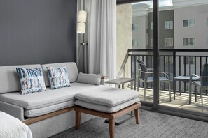 Safe på rommet, skrivebord, blendingsgardiner og strykejern/-brett