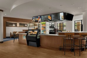 حيث تُقدم وجبات الإفطار، الغداء، العشاء، الأطباق الأمريكية