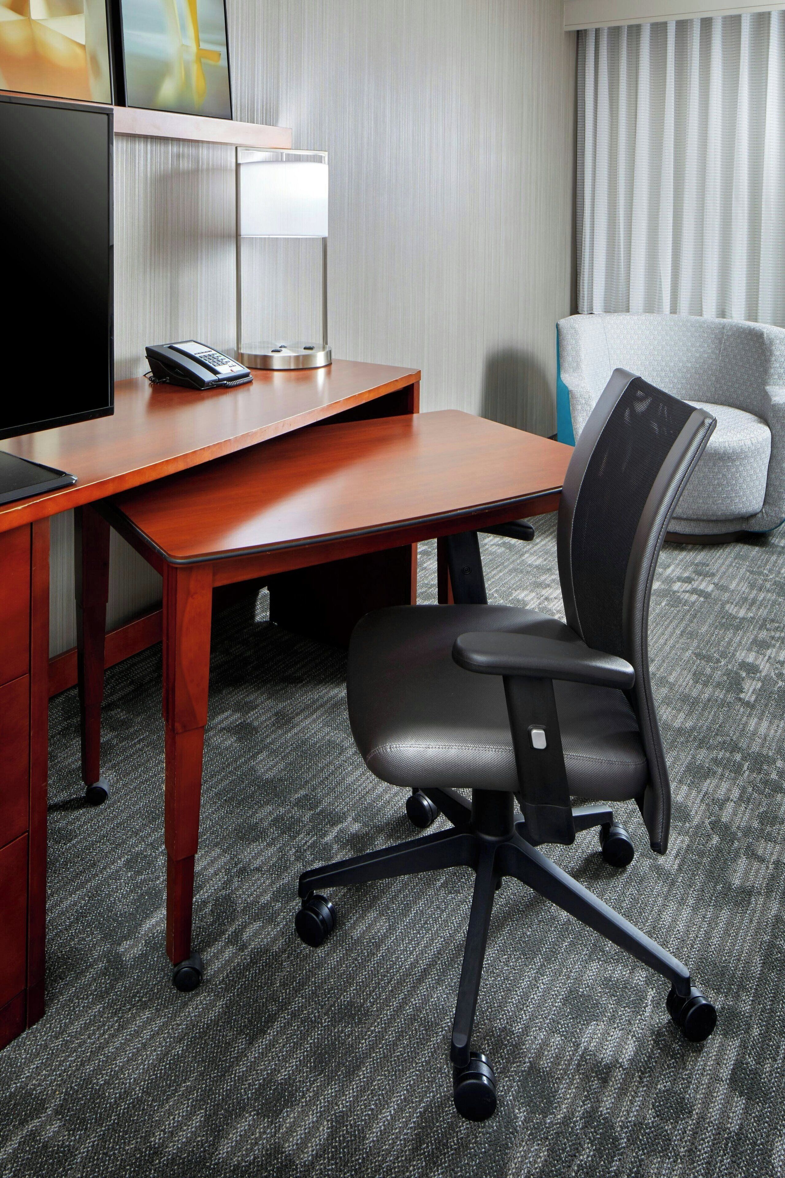 Caja fuerte, escritorio, cortinas opacas y tabla de planchar con plancha