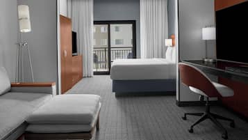 Cofres nos quartos, escrivaninha, cortinas blackout