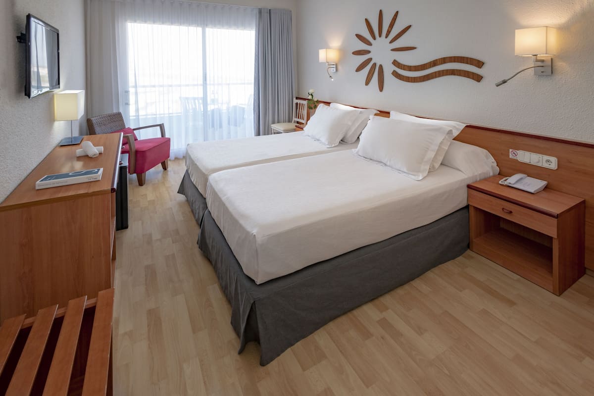 Minibar, in-room safe, desk, WiFi (free)