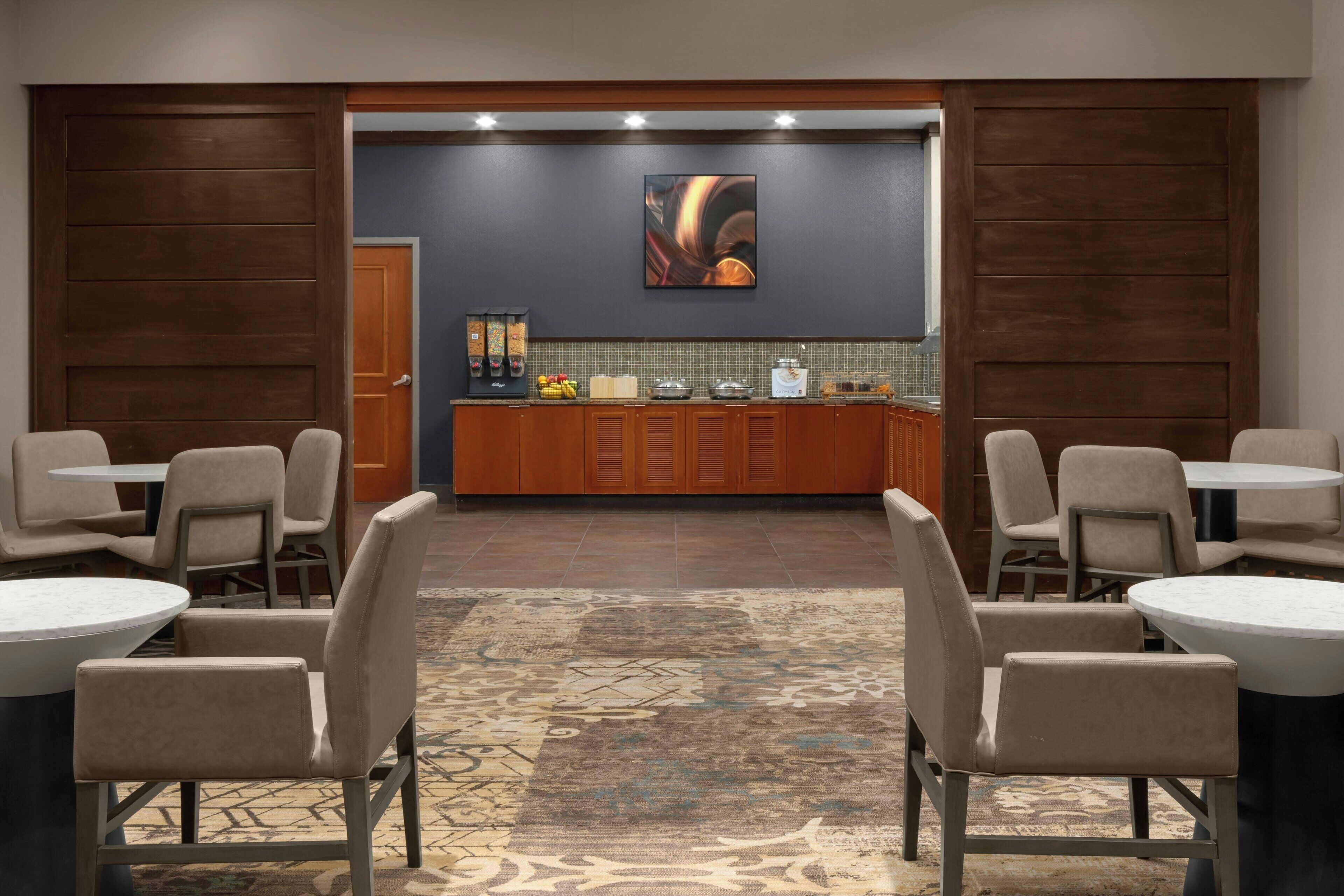 朝食 (フル ブレックファスト)、毎日提供 (無料)