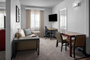 In-room safe, desk, blackout drapes, iron/ironing board - Residence Inn by Marriott San Antonio Six Flags at The Rim (San Antonio)