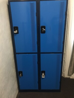 Felles sovesal | Skrivebord for bærbar PC, blendingsgardiner og strykejern/-brett